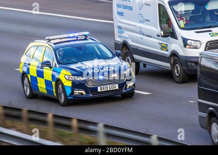 Le CAT fait appel aux services d'intervention d'urgence de la division opérations tactiques du Lancashire.UK police circulation automobile, transport, moderne, BMW berline voitures, au nord sur l'autoroute M6 3 voies. Banque D'Images