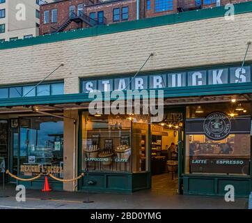 Starbucks d'origine avant la foule Banque D'Images