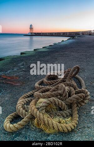 Le phare du village suédois Raa à la périphérie d'Helsingborg au coucher du soleil. Banque D'Images