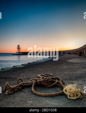 Le phare du village suédois Raa à la périphérie d'Helsingborg au coucher du soleil. Banque D'Images