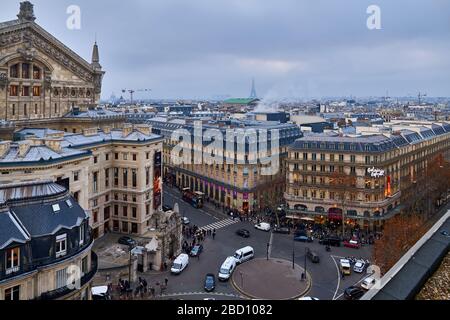 PARIS, FRANCE - beau paysage urbain nuageux et fumé. Vue depuis le toit des Galeries Lafayette Haussmann sur l'Opéra Garnier et la Tour Eiffel Banque D'Images