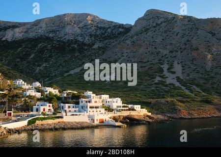 Ville de Kamares avec maisons blanches traditionnelles sur l'île de Sifnos au coucher du soleil. Grèce Banque D'Images