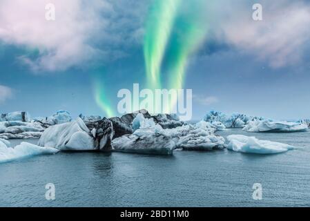 Lumière du Nord aurora borealis sur la lagune de glace de glacier de Jokulsarlon en Islande Banque D'Images