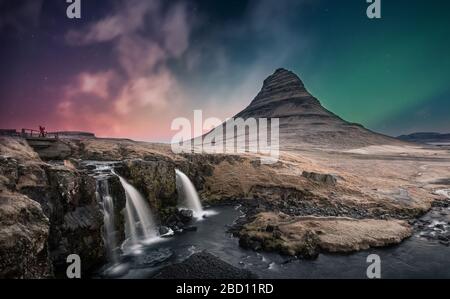 aurores boréales borealis au-dessus de la cascade de kirkjufell en Islande Banque D'Images