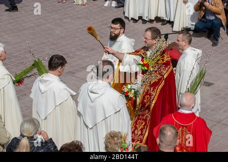 Pologne, Czestochowa - 14 avril 2019: Le monastère de Jasna Gora le dimanche de la palmier de Pâques par les Pères de l'ordre de sa Banque D'Images