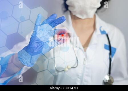 Le docteur scientifique possède une tablette rouge avec une interface scientifique futuriste. Banque D'Images