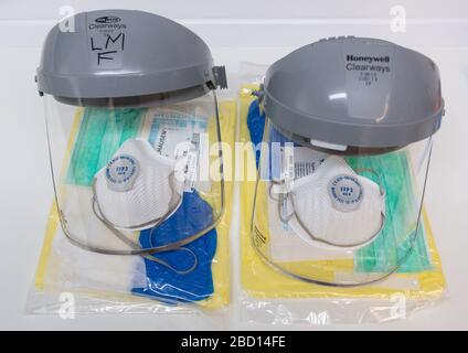 Dresde, Allemagne. 03ème avril 2020. Les visières, les masques respiratoires FFP3 et les blouses de protection antivirale se trouvent sur une table dans une pratique dentaire où les patients corona sont traités. Crédit: Robert Michael/dpa-Zentralbild/dpa/Alay Live News Banque D'Images