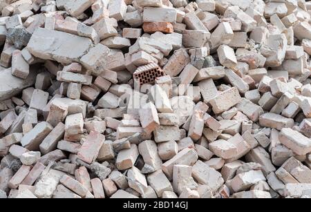 Dresde, Allemagne. 03ème avril 2020. Les briques sont menées dans un tas sur un site de construction. Crédit: Robert Michael/dpa-Zentralbild/dpa/Alay Live News Banque D'Images