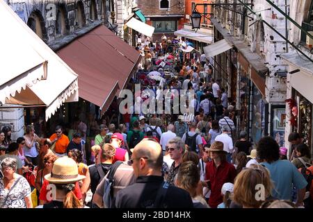 Italie, Venise - 13 juin 2019 : foule de personnes dans les rues étroites de Venise Banque D'Images