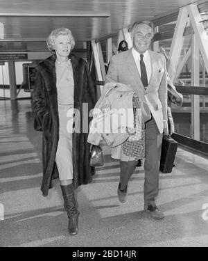 le secrétaire d'État américain Alexander Haig et sa femme Patricia arrivent à l'aéroport d'Heathrow de Londres en février 1983. Banque D'Images