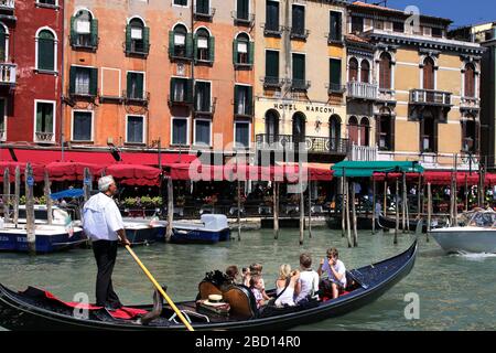 Italie, Venise - 13 juin 2019 : foules de touristes dans les gondoles sur le Canal Grande, Venise Banque D'Images