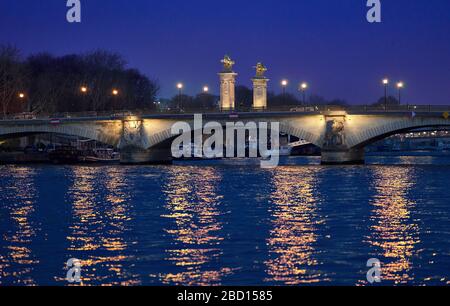 Paris, France - 26 décembre 2018 : Pont des Invalides et Pont Alexandre III sur la Seine la nuit, vu de Port du gros Caillou (Quai d'Orsay) Banque D'Images