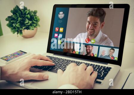 Mains utilisant un ordinateur portable sur un bureau avec visioconférence Banque D'Images