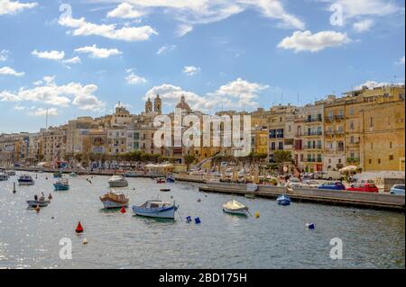 Vue sur le port et la ville de Sliema, Malte. Banque D'Images