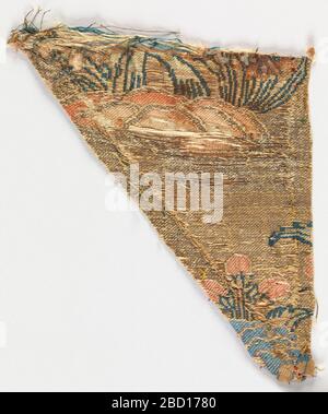 Fragment. Recherche en progression Fragment de la soie tissée avec un motif répété d'un oiseau perché sur une branche de roses découlant d'un chien. Dans des silks bleu pâle, vert et rose sur un sol métallique argenté. Fragment Banque D'Images