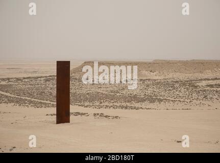 Est-Ouest / Ouest-est par Richard Serra, Desert Sculpture au Qatar Banque D'Images