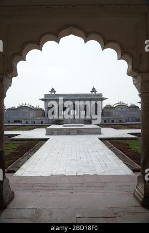 Le fort Agra est un fort historique de la ville d'Agra en Inde. Il était la résidence principale des empereurs de la dynastie Mughal jusqu'en 1638, Banque D'Images