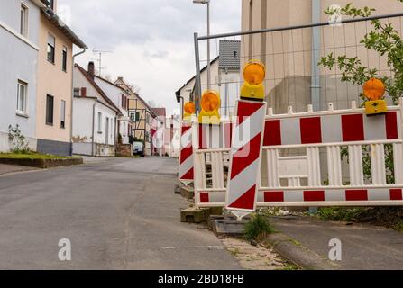 Chantier clôturé par la route. Développement de la ville. Barrières de sécurité blanches et rouges. Construction d'une nouvelle maison. Banque D'Images