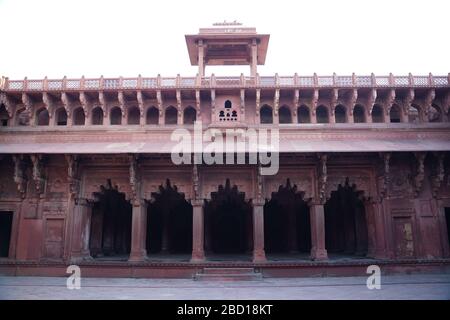 Le fort Agra est un fort historique de la ville d'Agra en Inde. Il était la résidence principale des empereurs de la dynastie Mughal jusqu'en 1638, Banque D'Images