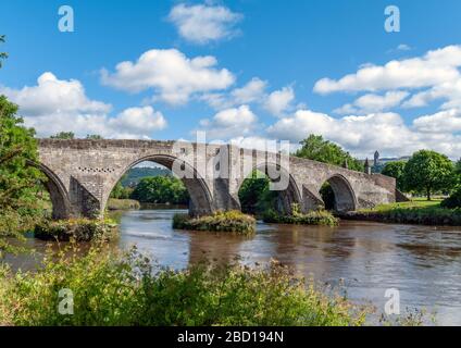 Vue panoramique sur l'ancien pont en pierre Stirlings construit près du site de la célèbre bataille en 1297 avec William Walace. Banque D'Images