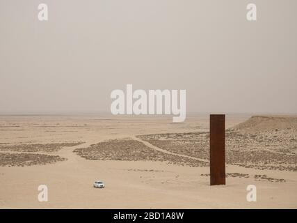 Est-Ouest / Ouest-est par Richard Serra, Desert Sculpture au Qatar Banque D'Images