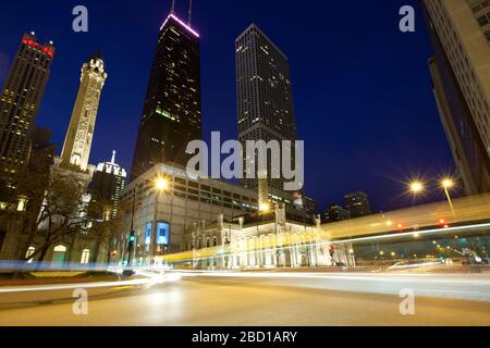 Chicago, Illinois, États-Unis - Skyline de Michigan Avenue et Water Tower la nuit. Banque D'Images