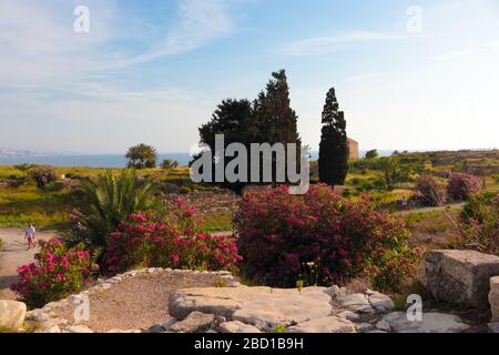 Byblos, Liban - 12 mai 2017 : vue sur le magnifique jardin du château et la côte. Banque D'Images