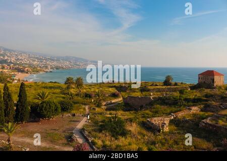 Byblos, Liban - 12 mai 2017 : vue sur le magnifique jardin du château et la côte. Banque D'Images