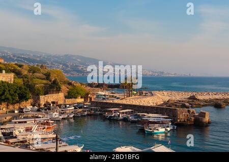 Byblos, Liban - 12 mai 2017 : bateaux garés à la jetée pour la location à la baie de Byblos. Banque D'Images