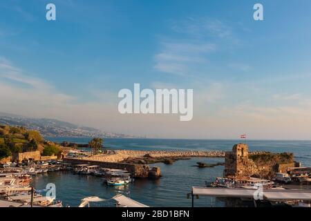 Byblos, Liban - 12 mai 2017 : bateaux garés à la jetée pour la location à la baie de Byblos. Banque D'Images