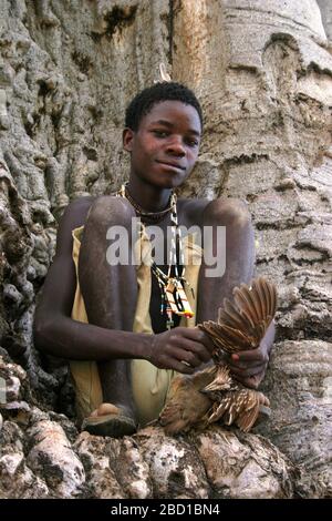 Afrique, Tanzanie, Lac Eyasi, jeune homme Hadza enfant. Hadza, ou Hadzabe, est un groupe ethnique autochtone du centre-nord de la Tanzanie, vivant autour du lac Banque D'Images