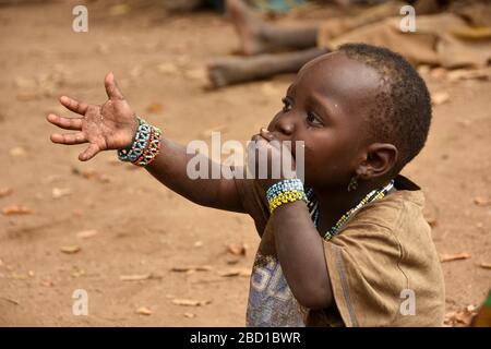 Afrique, Tanzanie, Lac Eyasi, jeune homme Hadza enfant. Hadza, ou Hadzabe, est un groupe ethnique autochtone du centre-nord de la Tanzanie, vivant autour du lac Banque D'Images