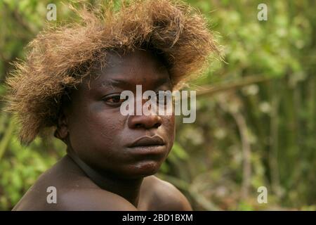 Afrique, Tanzanie, Lac Eyasi, jeune homme Hadza enfant. Hadza, ou Hadzabe, est un groupe ethnique autochtone du centre-nord de la Tanzanie, vivant autour du lac Banque D'Images