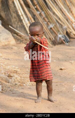 Afrique, Tanzanie, Lac Eyasi, jeune homme Hadza enfant. Hadza, ou Hadzabe, est un groupe ethnique autochtone du centre-nord de la Tanzanie, vivant autour du lac Banque D'Images