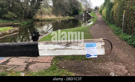 Un panneau sur un tronçon du canal de Worcester et Birmingham, près de Tardebigge, Worcestershire comme le canal et River Trust ont commencé à mettre en place des panneaux avertissant les gens de limiter l'utilisation des chemins de remorquage de canal et ont eu égard à la distanciation sociale. Banque D'Images