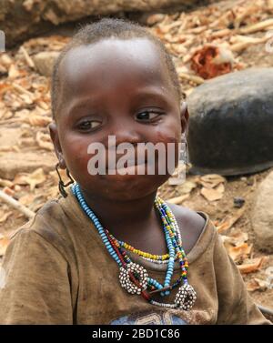 Afrique, Tanzanie, Lac Eyasi, jeune homme Hadza enfant. Hadza, ou Hadzabe, est un groupe ethnique autochtone du centre-nord de la Tanzanie, vivant autour du lac Banque D'Images