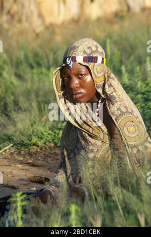 Afrique, Tanzanie, Lac Eyasi, jeune homme Hadza enfant. Hadza, ou Hadzabe, est un groupe ethnique autochtone du centre-nord de la Tanzanie, vivant autour du lac Banque D'Images