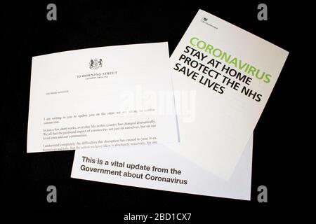 Staffordshire, Royaume-Uni. 06 avril 2020. Une lettre de Coronavirus du Premier ministre Boris Johnson a été envoyée à chaque ménage britannique exhortant le public à rester à l'intérieur. Environ 30 millions de ménages recevront la lettre COVID-19, ainsi qu'une brochure sur les symptômes, les directives et la sensibilisation du coronavirus. Crédit: Benjamin Wareing/ Alay Live News