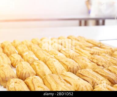 Les confiseries pour la production de desserts et de sucreries, ce gâteau à la crème de coco à la crème et éclairs Banque D'Images