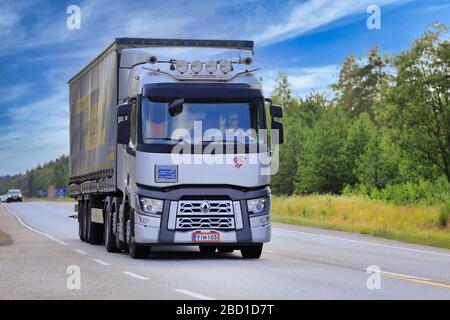 Silver Renault Trucks T lorry G Gronlund tire la remorque LKW Walter sur la route 25 lors d'une belle journée d'été. Raasepori, Finlande. 12 juillet 2019. Banque D'Images