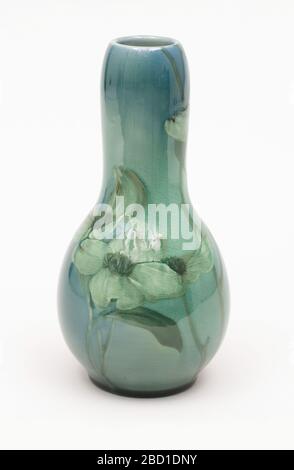 Vase. Recherche dans ProgressSea vert bulbe vase conique avec décoration florale.corps en argile blanche, jeté. Corps bulbe bas avec col large haut, lèvre légèrement incurvée ; pied plat. Slip sous-glacer décoré de branches de fleurs de dogmes autour du corps et du cou. Vase Banque D'Images