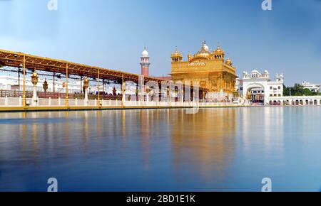 Le Harmandar Sahib, également connu sous le nom de Darbar Sahib, est un Gurdwara situé dans la ville d'Amritsar, Punjab, Inde. Banque D'Images