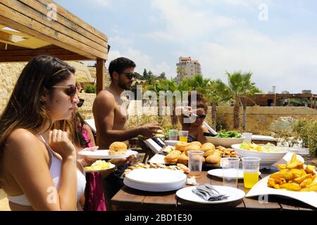 Jbeil, Liban - 28 mai 2017 : les jeunes couples ont de la nourriture dans un restaurant. Banque D'Images