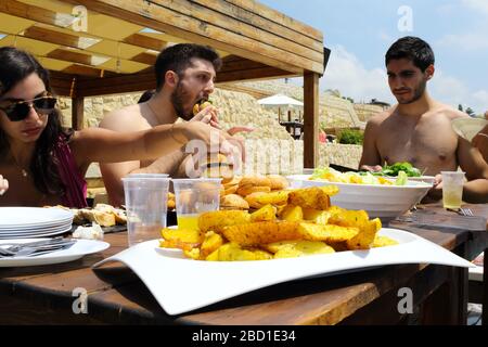 Jbeil, Liban - 28 mai 2017 : les jeunes couples ont de la nourriture dans un restaurant. Banque D'Images