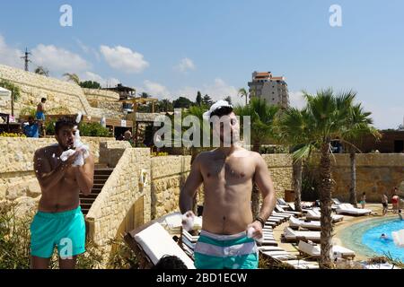 Jbeil, Liban - 28 mai 2017 : deux amis s'amusent près de la piscine. Banque D'Images