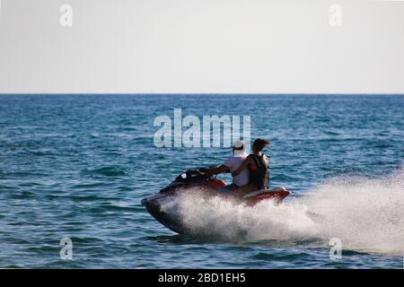 Jbeil, Liban - 28 mai 2017 : couple profitant d'une promenade en jet ski. Banque D'Images