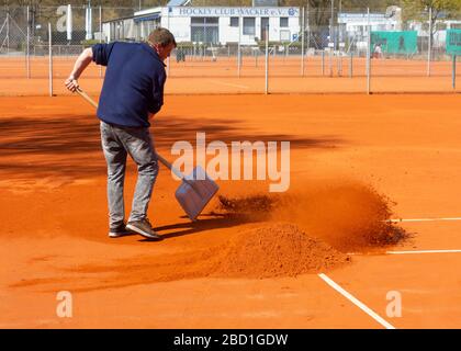 Travail de remise en service sur le court de tennis . Banque D'Images