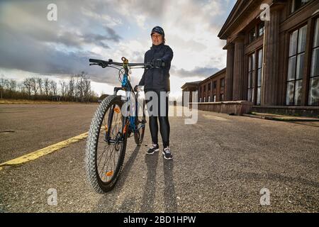 Réservoir vide isolé sur fond noir. Banque D'Images