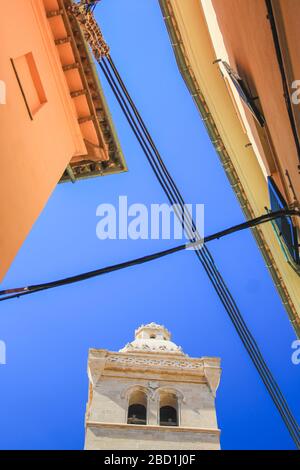 Vue à bas angle de l'église espagnole et d'autres bâtiments dans une petite rue dans la capitale Palma de Majorque, Espagne Banque D'Images