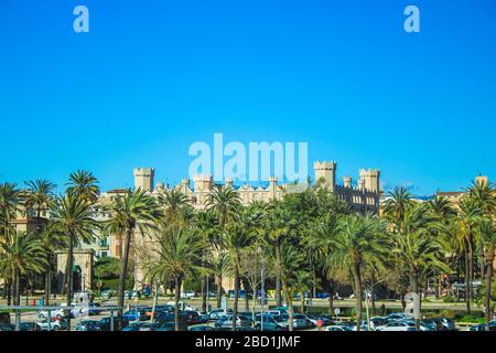 Palma, Majorque / Espagne - 26 mars 2018: Castell de Bellver dans la capitale Palma de Majorque, vue du port de Palma Banque D'Images